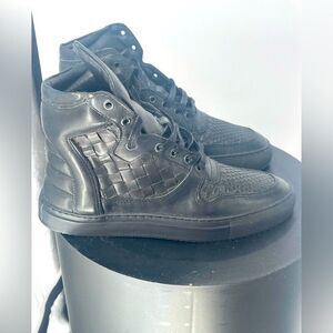 Filing pieces black quilted sneakers for men size 7